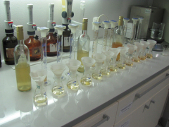 Slika_1_enološki_laboratorij_arhiv_KGZS - Zavod NM